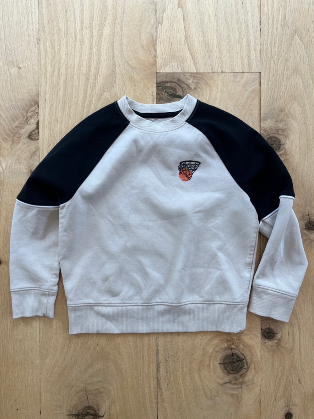 Kids Old Navy Active Dynamic FleeceSweatshirt with Basketball Graphic
